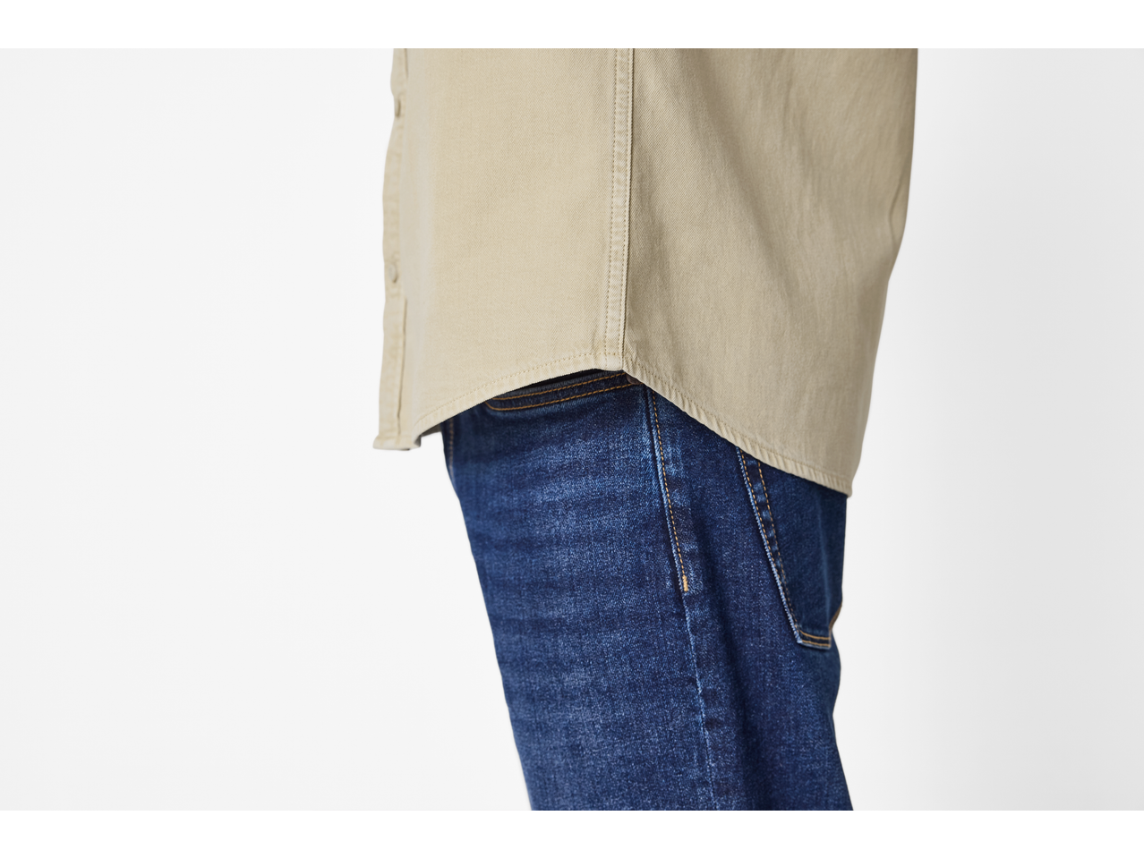 Ανδρικό μπεζ πουκάμισο και σκούρο μπλε τζιν.