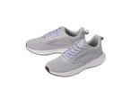Scarpe da ginnastica grigie con lacci lilla.
