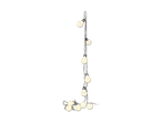 Eine Lichterkette mit mehreren Glühbirnen hängt vor schwarzem Hintergrund.
