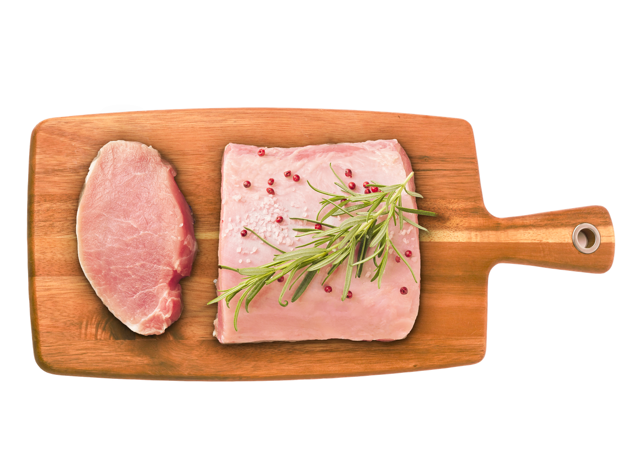 Šviežia kiaulienos nugarinė be kaulo su rozmarinu ir pipirais ant medinės lentos.
