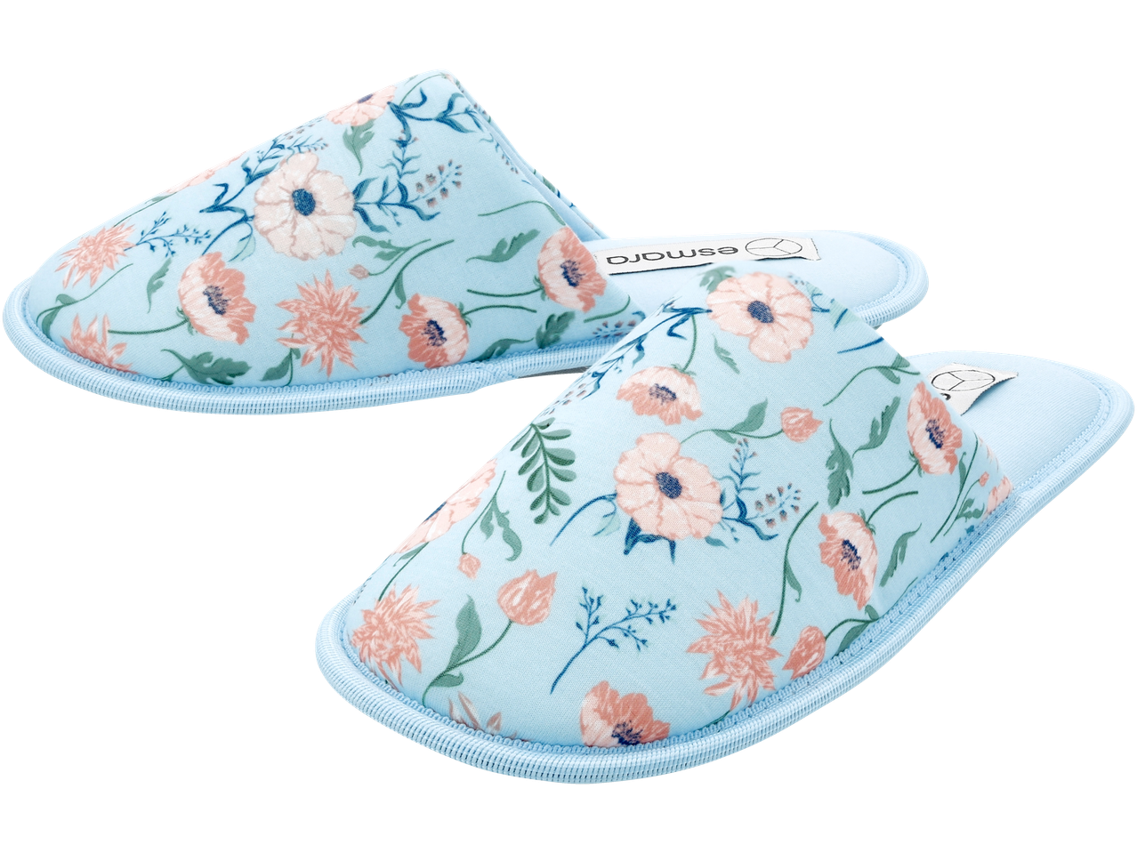 Esmara gėlėtos šlepetės, šviesiai mėlynos su rožiniais ir žaliais raštais.