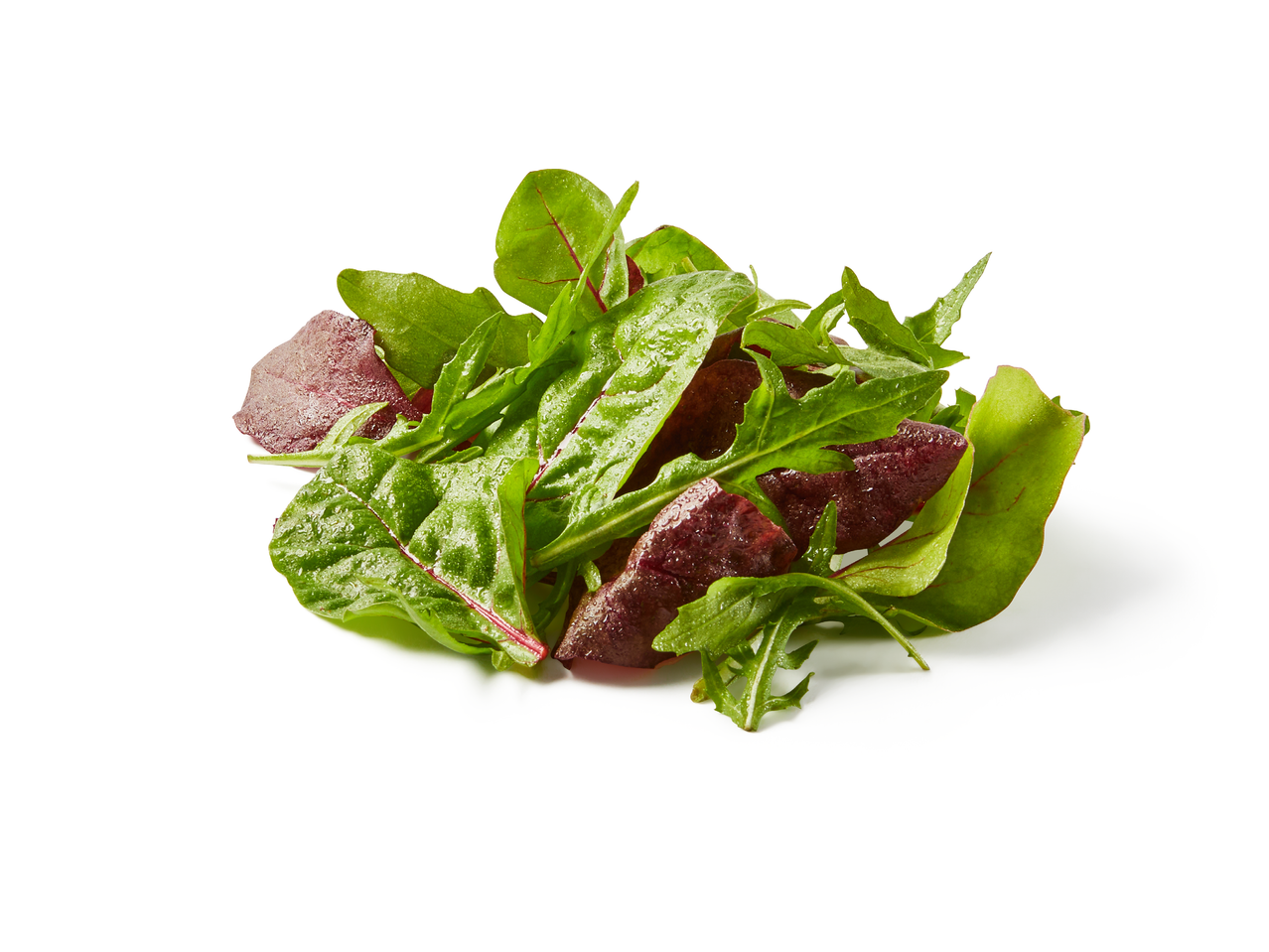 Купчина свежи зелени листа от салата и парчета червено цвекло.