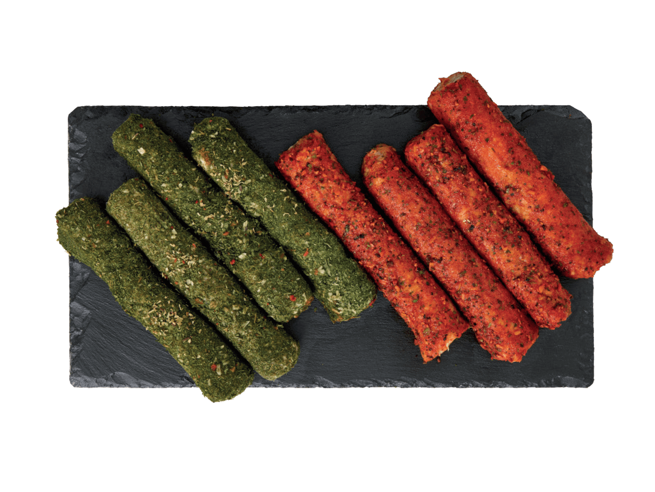 Rohelised ja punased grillvorstid mustal laual.