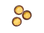 Três tortas de creme de chocolate em um fundo preto.