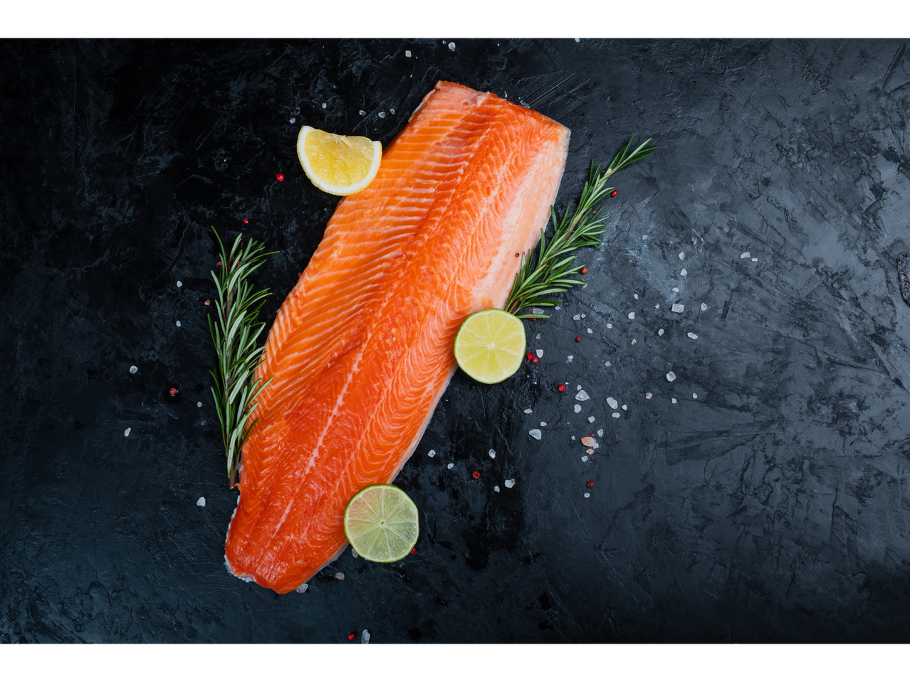 Šviežia lašiša su citrina, laimu ir rozmarinu.