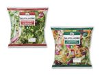 To poser med Chef Select salatblandinger, den ene med feldsalat og den anden med kål og gulerødder.