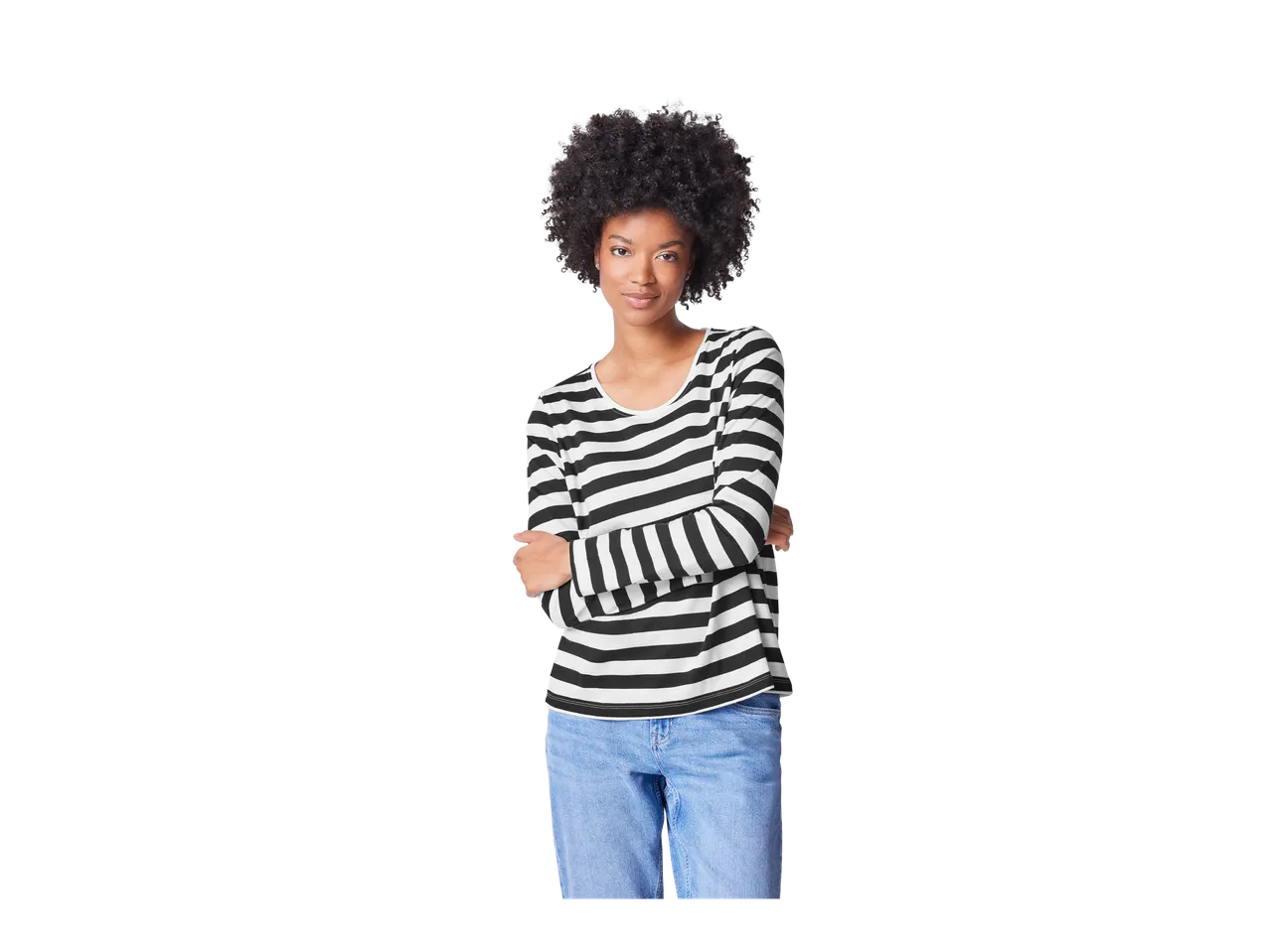 Egy afro hajú nő, csíkos hosszú ujjú pólóban és farmerben.