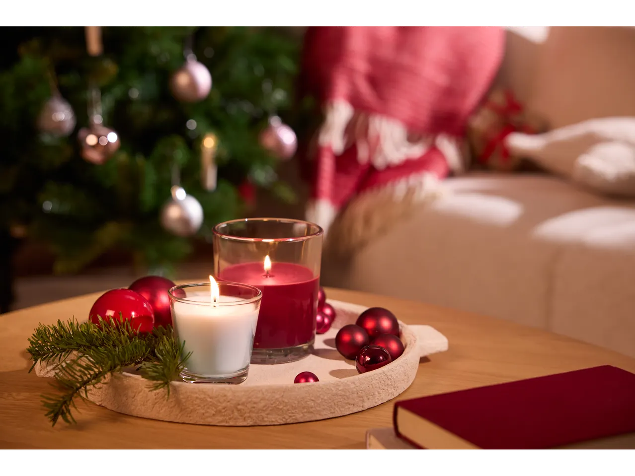 Livarno Home kvapiosios žvakės stiklinėse, kalėdinės dekoracijos ir Kalėdų eglutė.