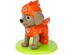 Brinquedo de cachorro marrom com equipamento de resgate laranja e pegada de pata no capacete.