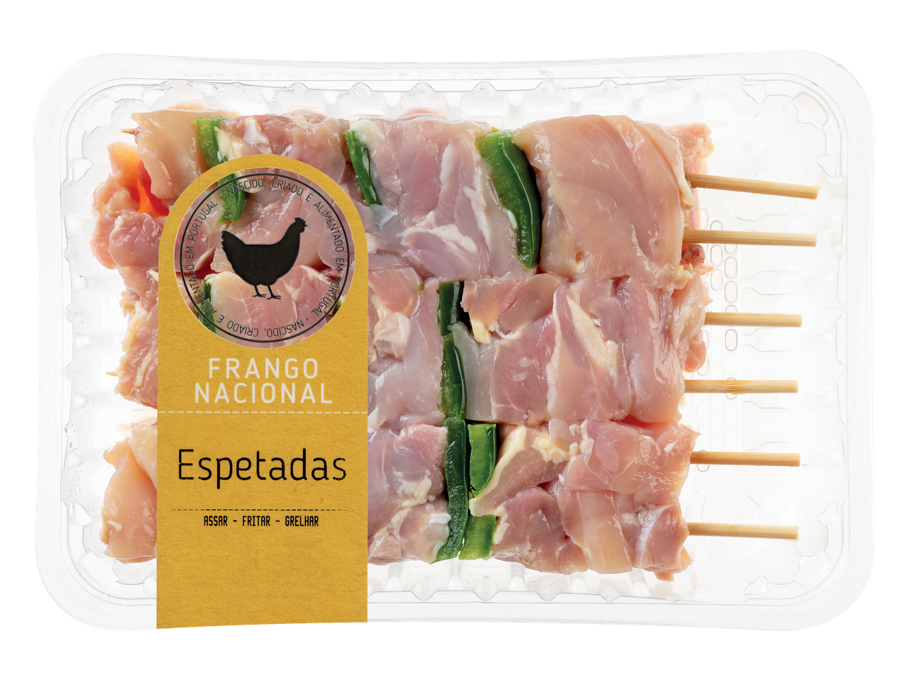Espetos de frango com pimentões em bandeja de plástico.