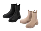 Zwei Paar Chelsea Boots: ein Paar aus schwarzem Leder, ein Paar aus beigem Wildleder, mit klobigen Sohlen.