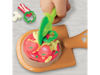 PLAY-DOH®: Criança decora pizza de plasticina com pimentos e queijo.