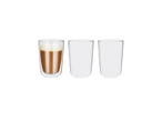 Três copos de parede dupla; um contém cappuccino.