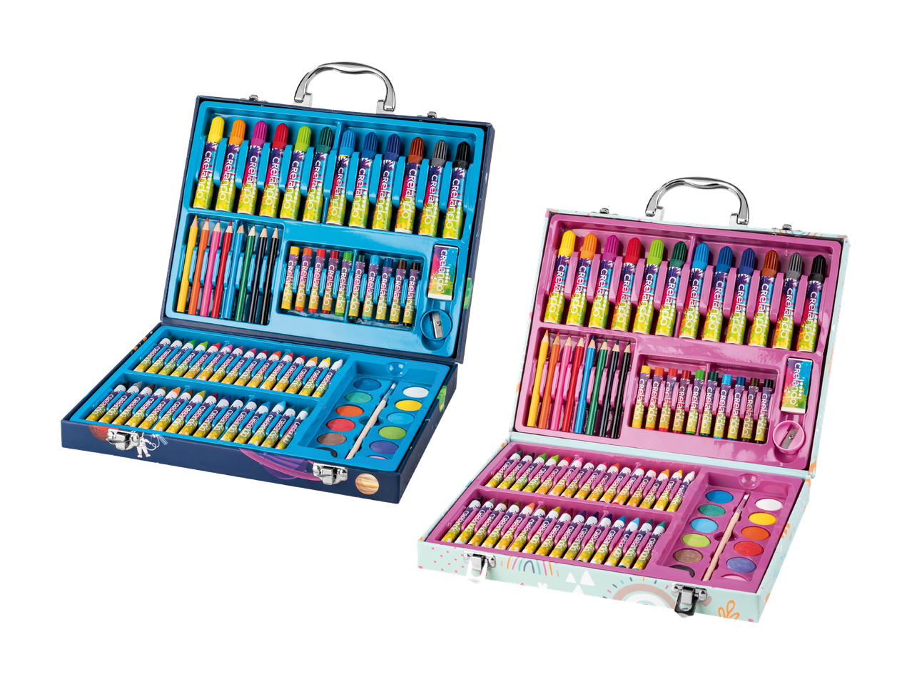 Deux kits de coloriage ouverts avec crayons, feutres, pastels à la cire et aquarelles dans des mallettes bleues et roses.
