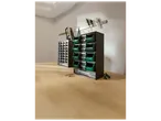 Organiseurs de rangement pour petites pièces et outils sur un établi en bois.