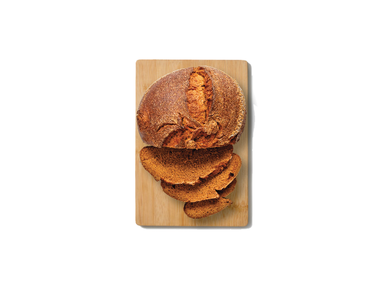 Sagriezta rudzu maize uz koka dēlīša.