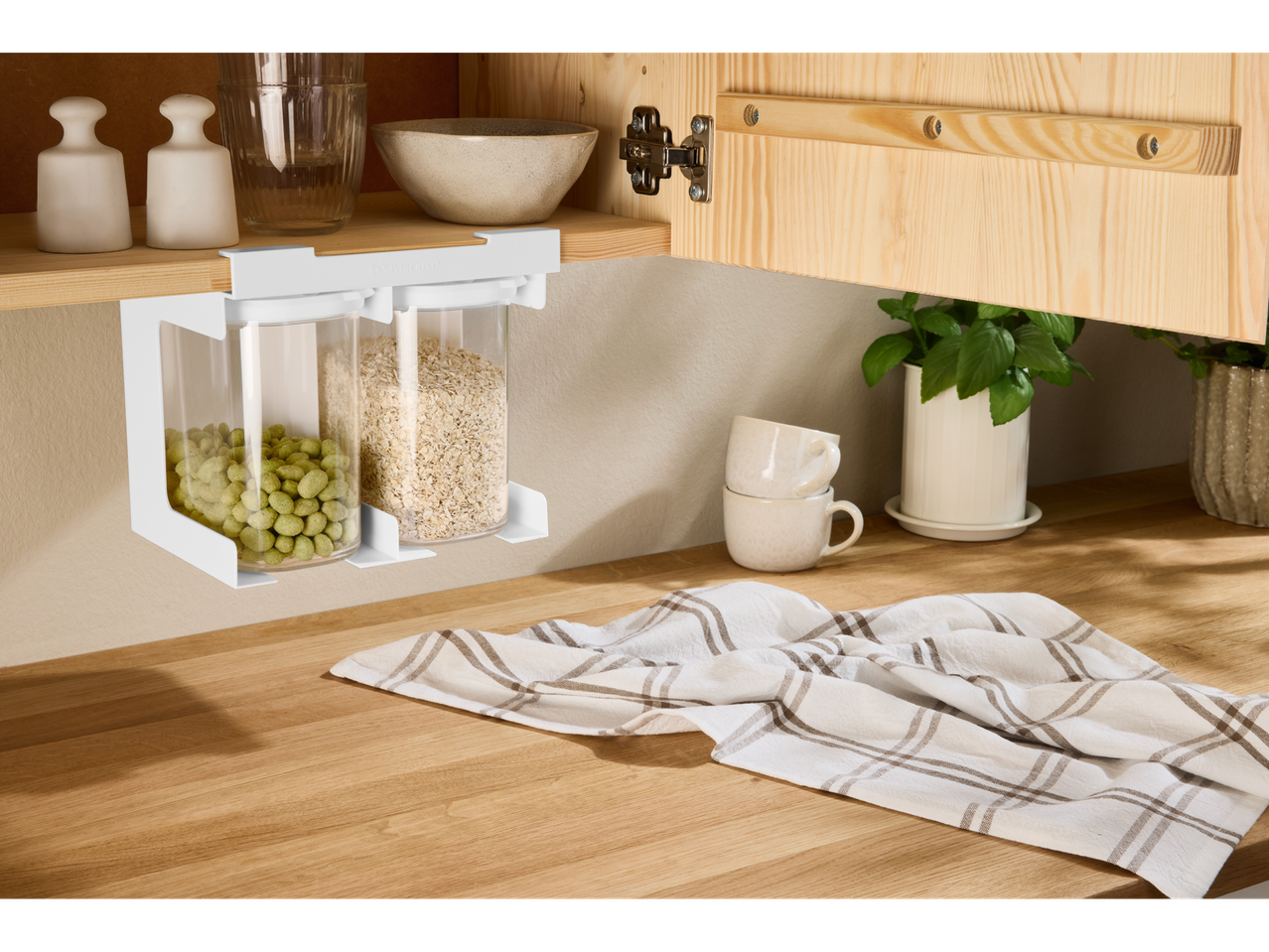 Recipientes SilverCrest® sob a prateleira com aveia e edamame numa bancada de madeira.