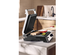 Grelhador 3 em 1 SILVERCREST com um wrap e vegetais grelhados numa cozinha moderna.