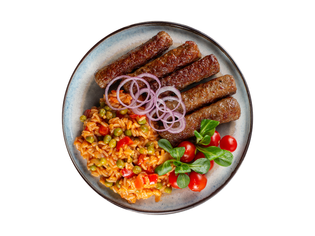 Cevapcici mit Reis, Erbsen, Paprika, Zwiebelringen, Kirschtomaten und Feldsalat