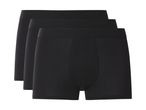 Tre sorte herreboxershorts med elastik i taljen, stablet oven på hinanden.