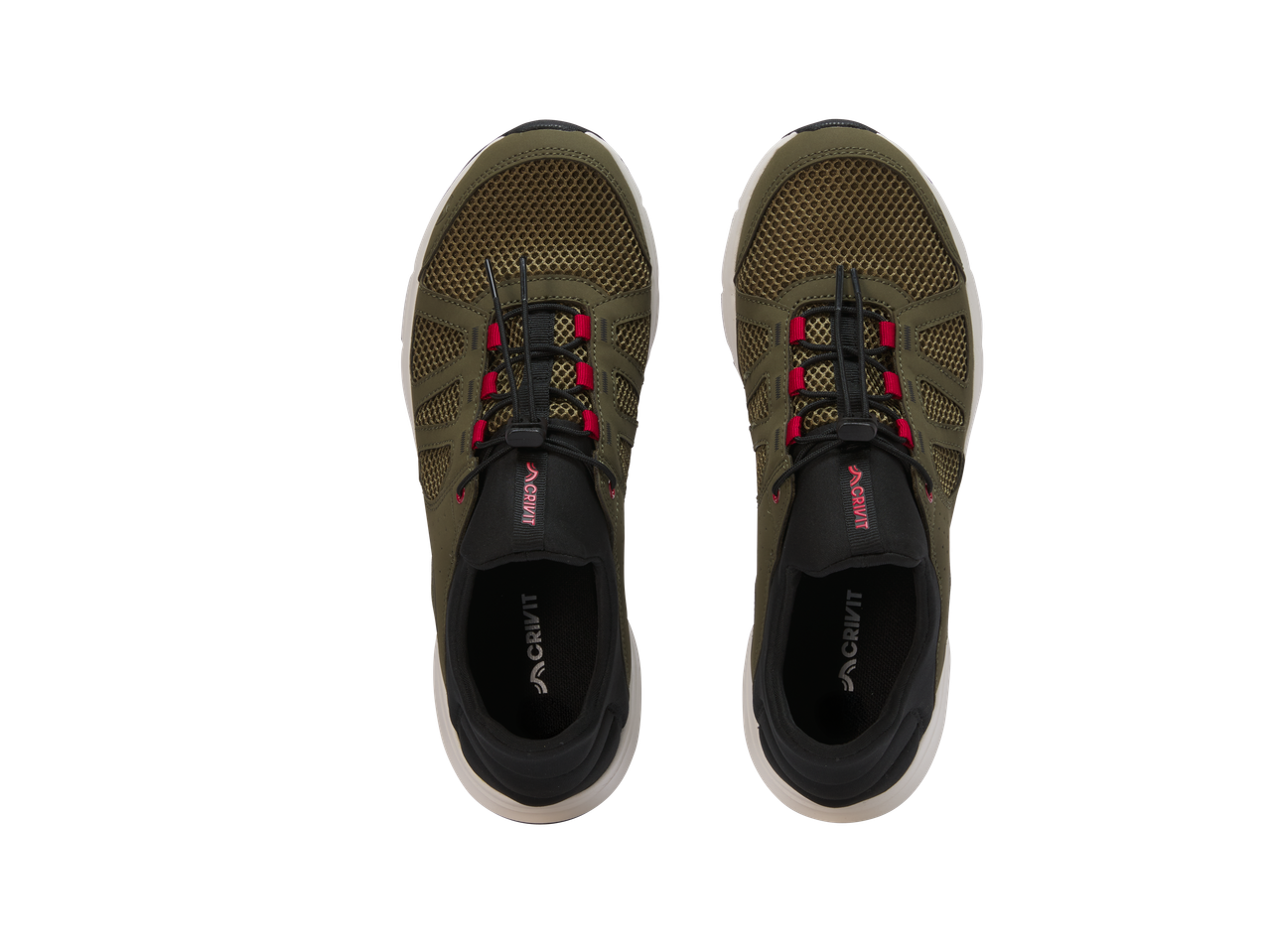 Par maslinastozelenih mrežastih sportskih cipela sa crvenim detaljima i elastičnim pertlama.