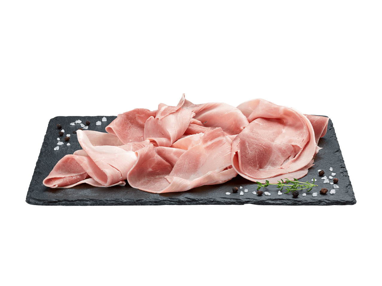 Dünn geschnittener Schinken auf einer schwarzen Schieferplatte mit Gewürzen und Kräutern.