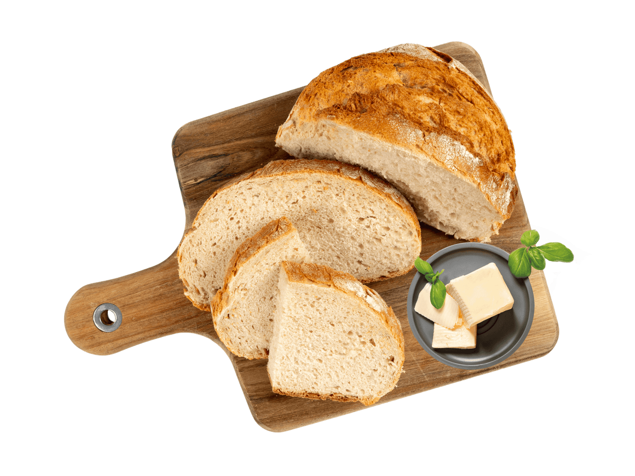 Brotlaib und geschnittenes Brot auf einem Holzbrett mit Butter und Basilikum.