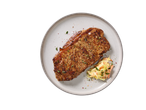 Bife Angus Rib Eye Fresco DELUXE com salada de couve num prato.