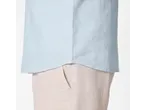 Cămașă ESMARA MEN din in albastru deschis și pantaloni bej.