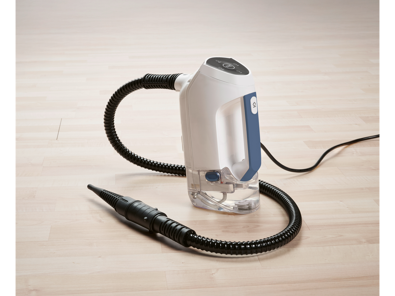 Silvercrest® 3 u 1 paročistač na svetlom drvenom podu.