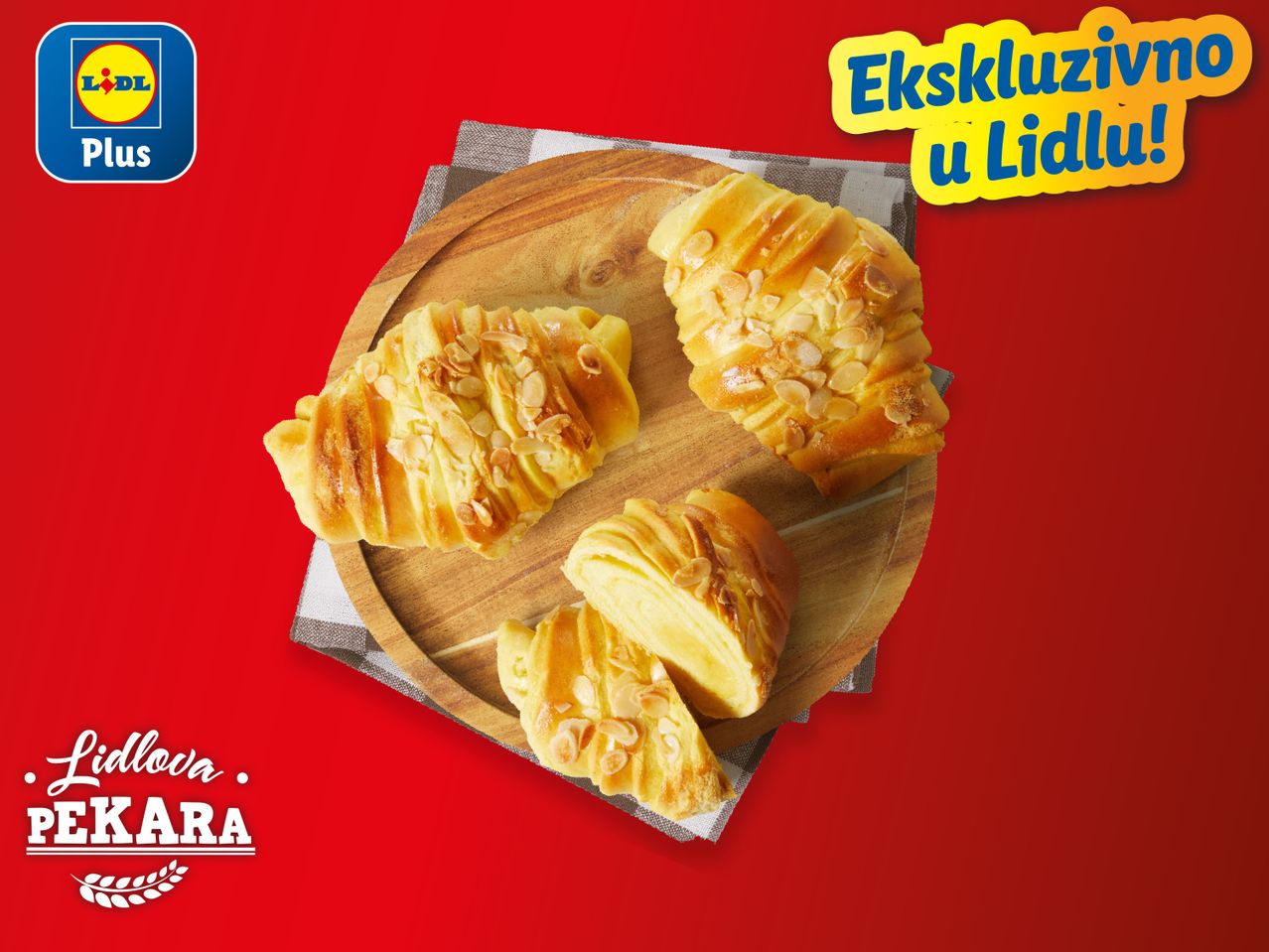 Lidlova pekara: kroasani s bademima na drvenom pladnju.