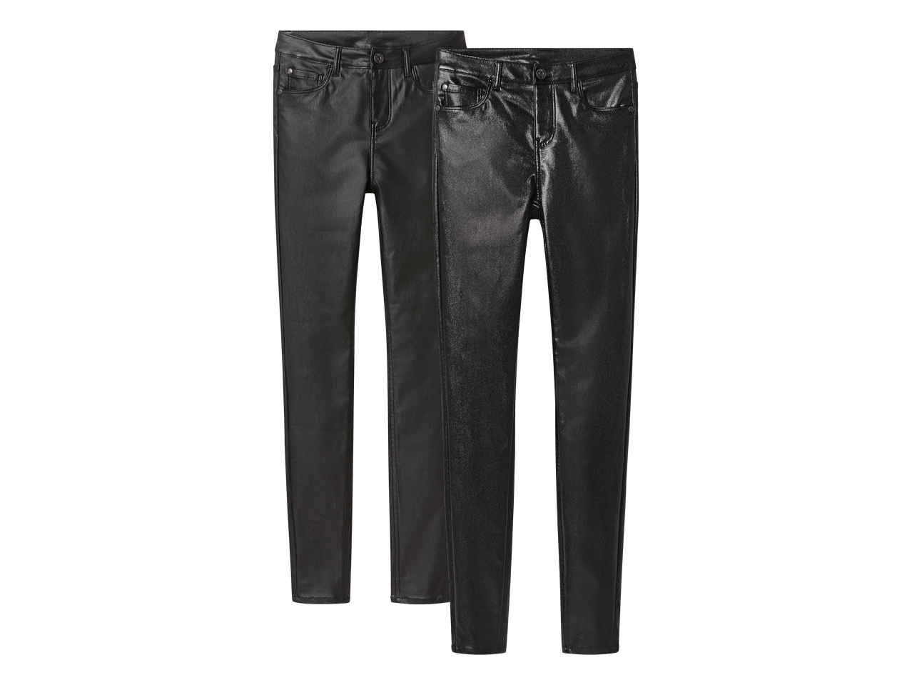 Dvoje crnih ženskih hlača od umjetne kože, jedne mat, a druge sjajne.