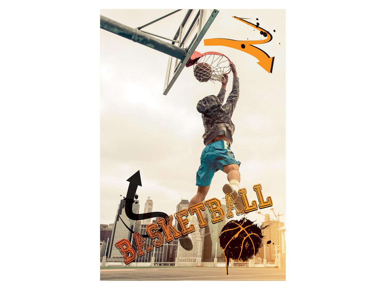 Férfi zsákol egy kosárlabdát egy városi pályán, a „BASKETBALL” szóval és nyilakkal.