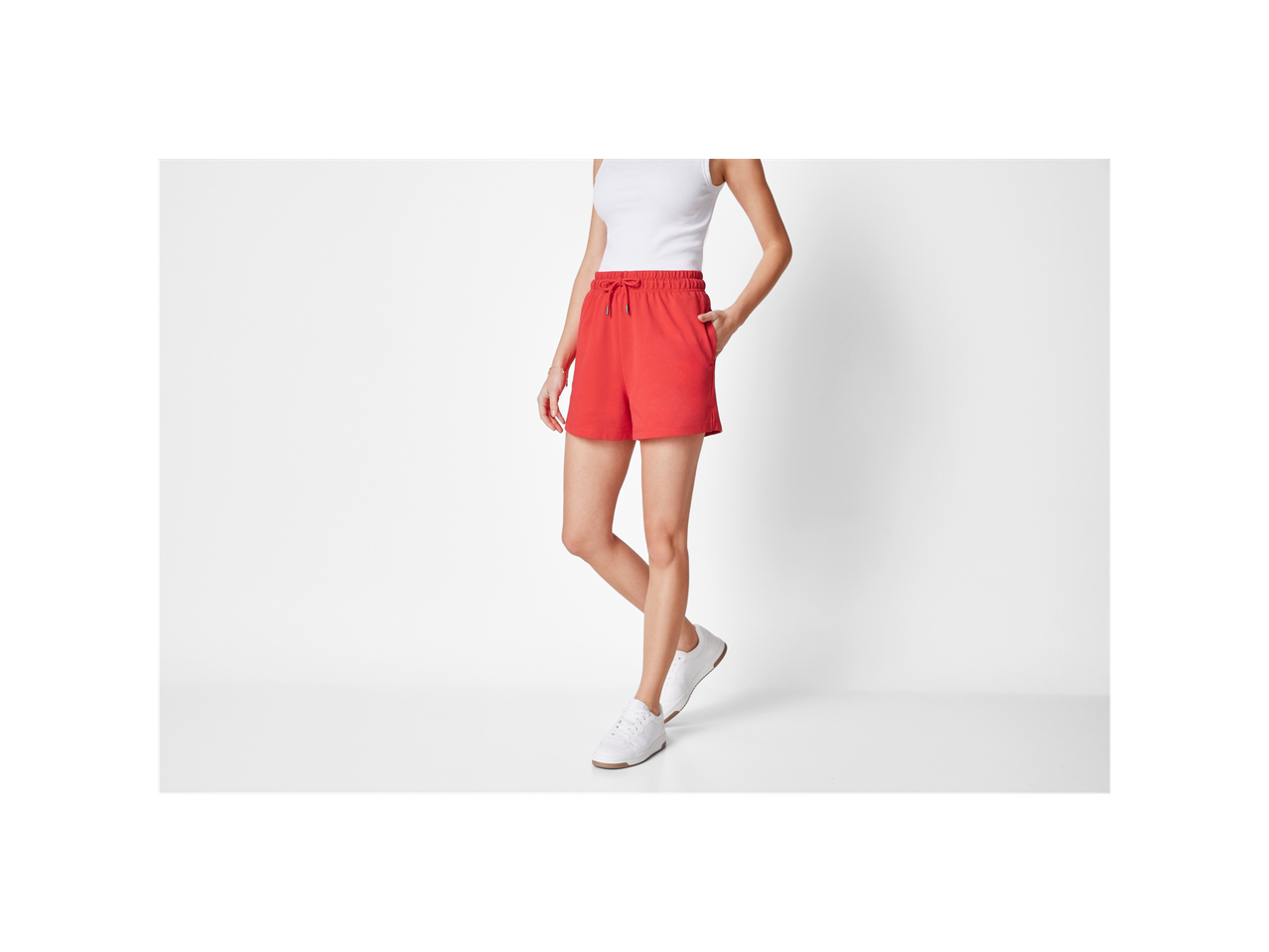 Shorts vermelhos e tênis brancos: roupa casual de verão.