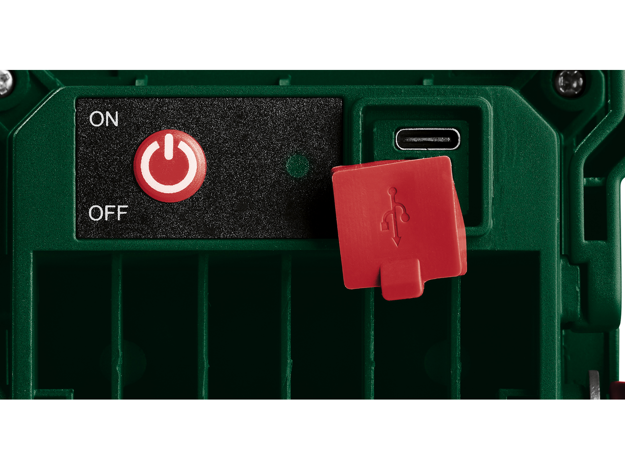 Dugme za uključivanje/isključivanje i USB-C port sa crvenim poklopcem PARKSIDE Aku LED reflektora.