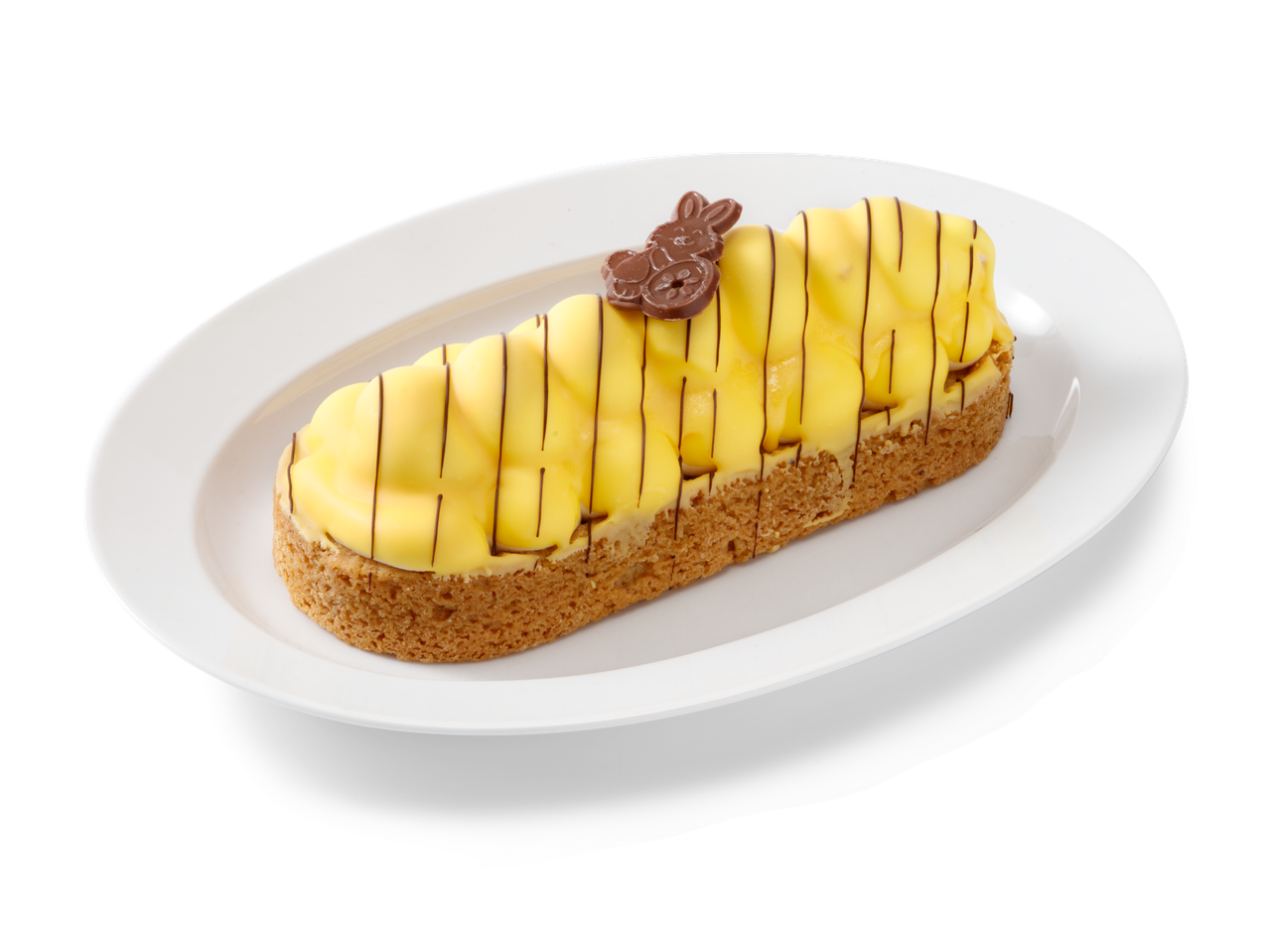 Citroen meringue slof met een chocolade konijntje op een wit bord