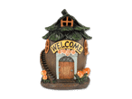 Ein Feenhaus mit einem Willkommensschild und Pilzen.