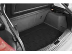 Mala vazia de um carro com tapete de borracha preto.