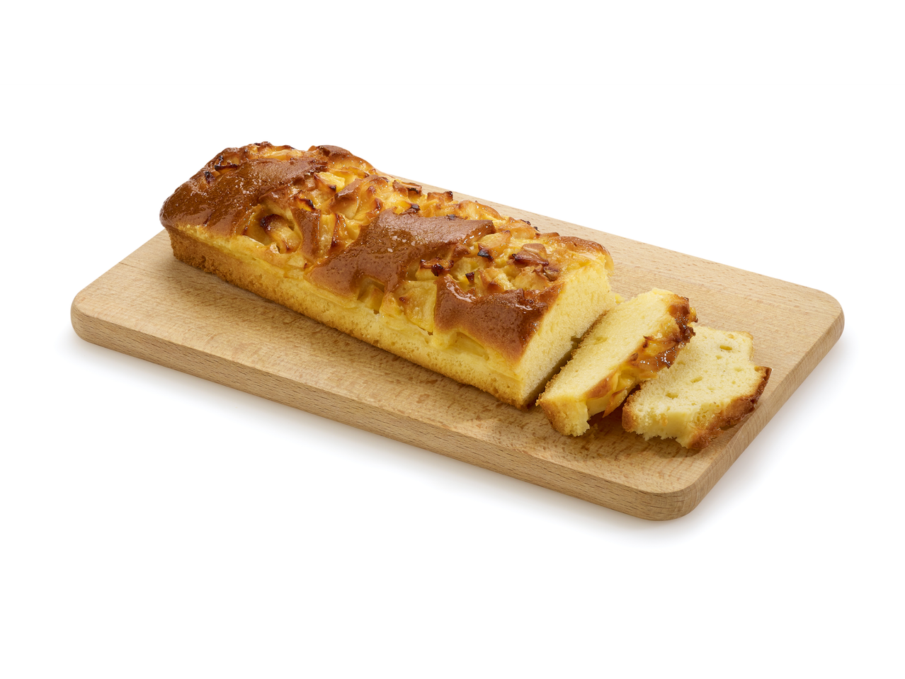 Cake aux pommes Le Patissier, partiellement tranché, sur une planche à découper en bois.