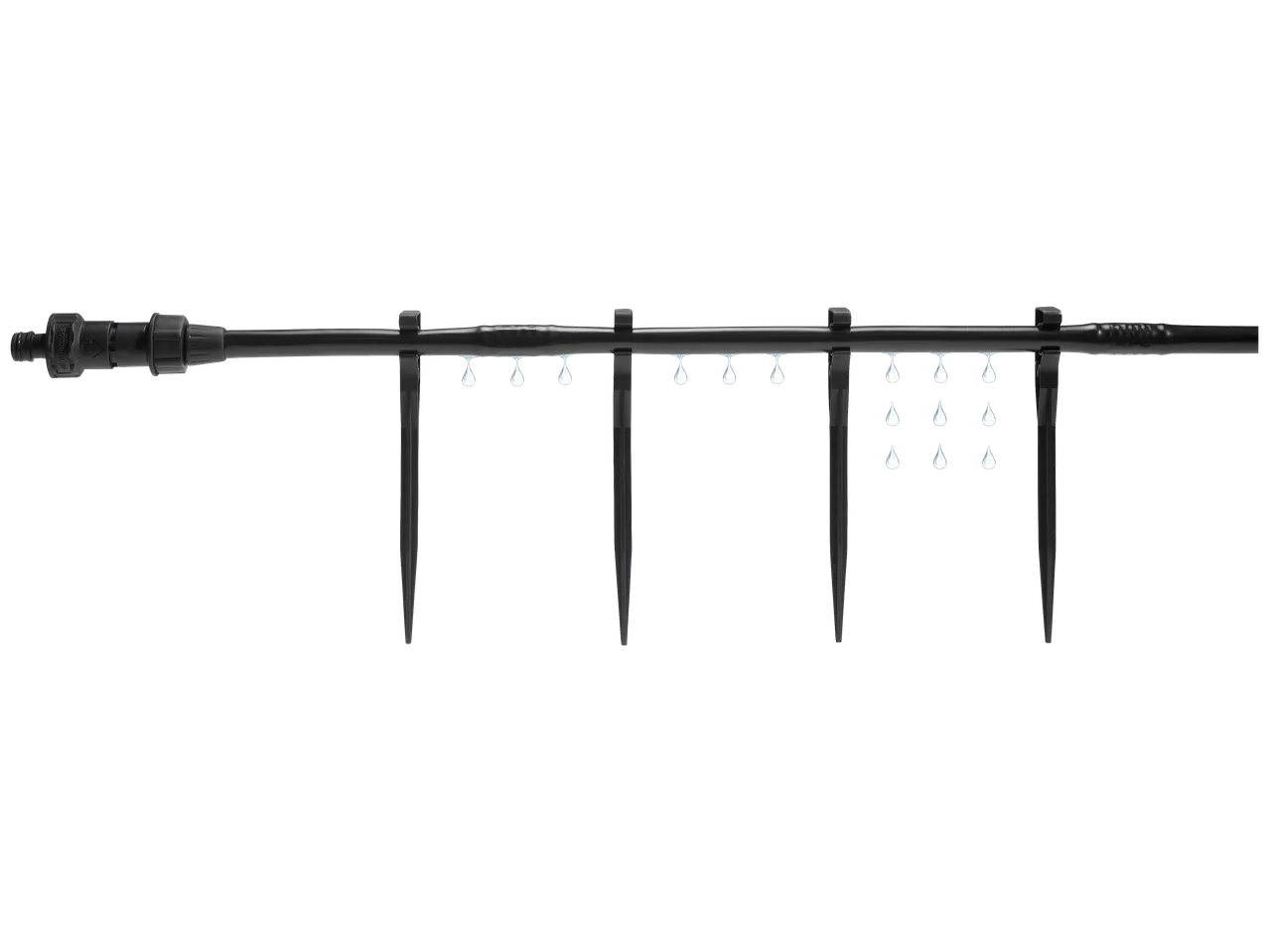 Système d'irrigation goutte à goutte avec tuyau, raccords et piquets, de l'eau s'écoulant des goutteurs.