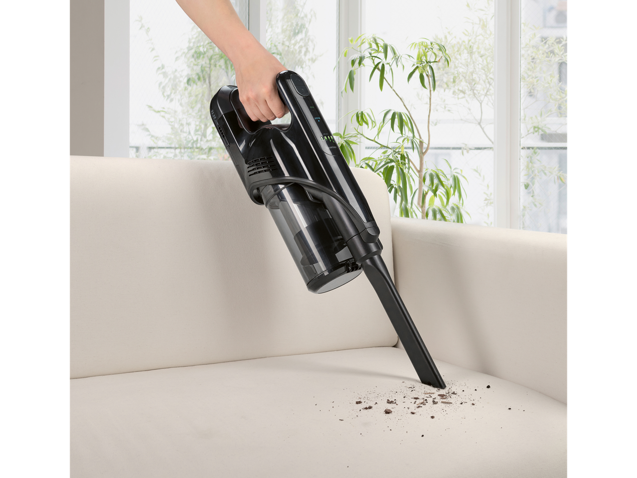 Belaidis dulkių siurblys valo sofa.