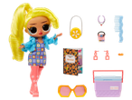 L.O.L. lėlė su geltonais plaukais, mėlyna suknele ir aksesuarais: rankine, akiniais nuo saulės, šaldymo dėže.