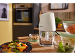 Processador SilverCrest, legumes e nozes na cozinha.