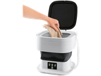 Mini máquina de lavar CLEANMAXX com uma mão a colocar roupa, com opções de lavagem e centrifugação.