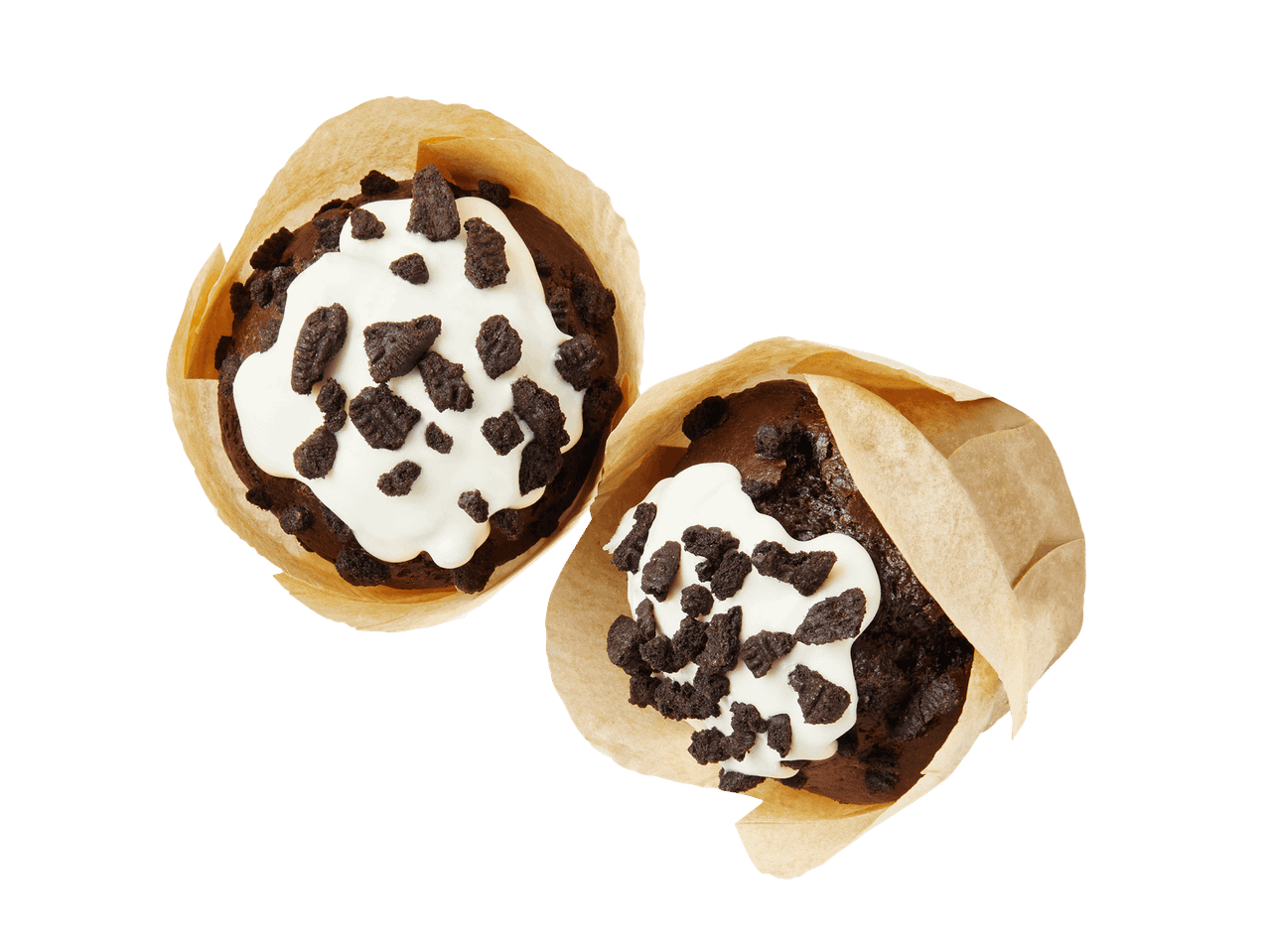 Két darab csokoládés muffin fehér mázzal és kekszdarabokkal a tetején.