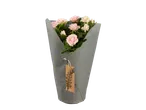 Buchet de trandafiri roz în hârtie gri cu etichetă.