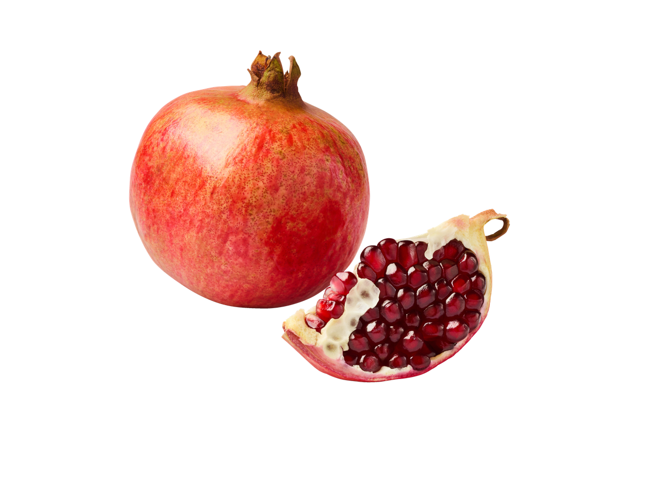 Hele en gesneden granaatappel met zichtbare zaden op een zwarte achtergrond.