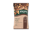 En pose med blandede nødder, herunder peanuts, cashewnødder, mandler og hasselnødder, der er ristede og saltede.