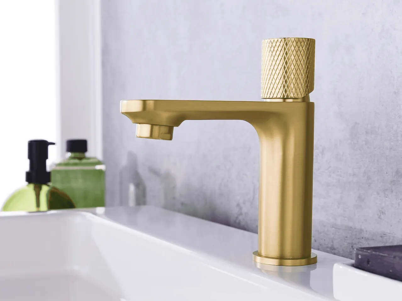 Goldfarbener Waschbeckenmischer in modernem Design.