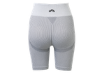 Ženski bešavni biciklistički šorts u belim i sivim prugama sa crnim logom na pojasu.